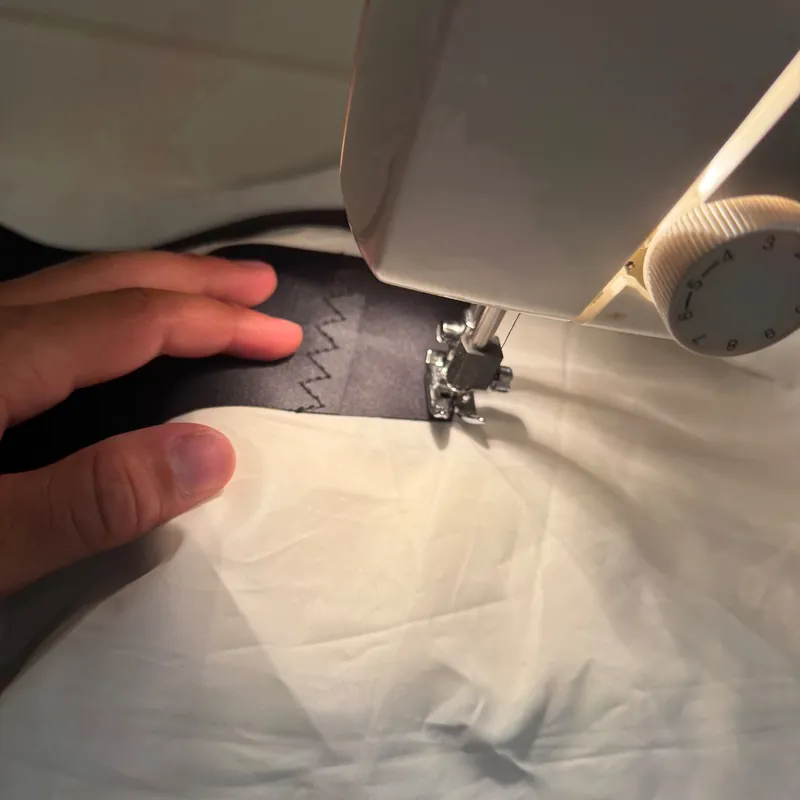 Sewing a zigzag seam on a sewing machine